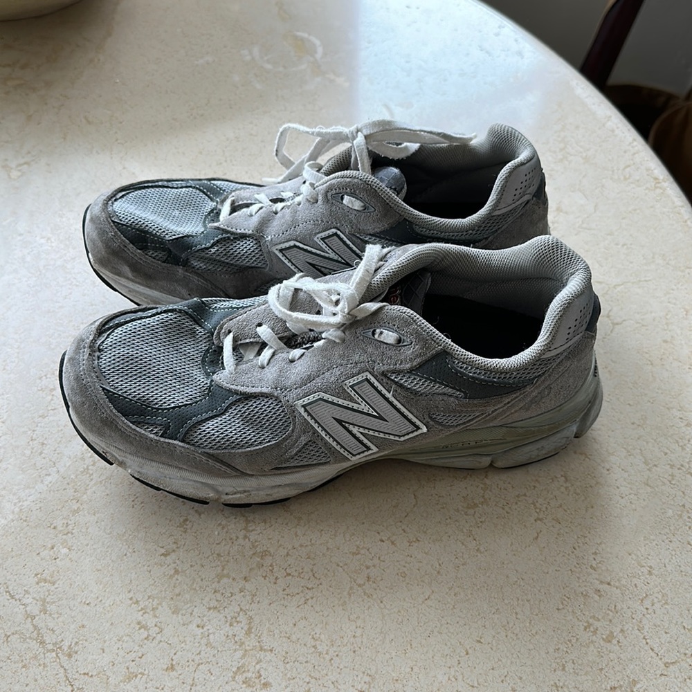 New balance 990 7.5 mens US 9 womens. Great condition!